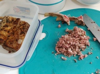 step1: 米粉先浸軟, 滾一滾, 剪斷

我屋企剛剛有燒羊架,所以我用兩條骨, 剁碎