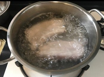 step1: 腩肉洗淨汆水3-5分鐘