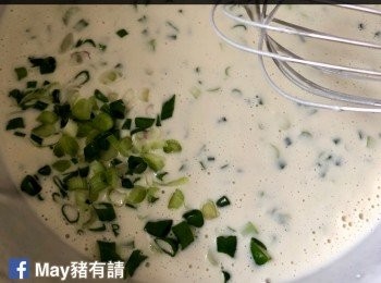 step2: 按個人喜好加入適量葱花、胡椒粉和鹽，拌勻。最後加入油拌匀。