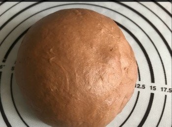 step1: 除酵母外，先將所有麵團材料放入鋼盆混合搓匀成團，加入酵母揉搓至無粉粒，放到烘焙墊上來回好似洗衣服手勢揉搓5分鐘，然後甩麵至光滑，滾圓後用保鮮袋包好，放入雪櫃冷藏最少30分鐘