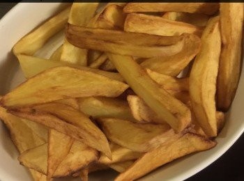 step4: 與此同時，準備熱油將薯仔條炸至金黃色備用。