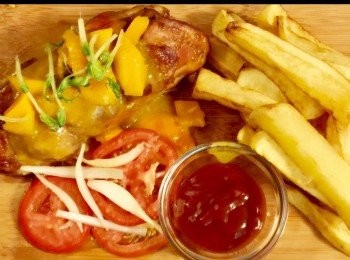 step6: 伴以炸薯條和番茄、洋蔥作沙律。



想知道我更多食譜，可去我Facebook 專頁。
https://m.facebook.com/carlineki/