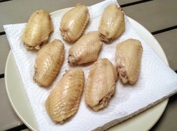 step1: <a href="https://bit.ly/3zHU5V3" target="_blank" data-keyword="雞翼" class="guide-link"><strong>雞翼</strong></a> <span style="display:inline-block;vertical-align:middle;margin-top:-3px;color:initial;border-radius:3px;padding:2px 3px;font-size:12px;line-height:14px;background:#87d300;color:#fff;">即買</span> 洗淨備用。
鍋裡放清水，待水沸起，放入<a href="https://bit.ly/3zHU5V3" target="_blank" data-keyword="雞翼" class="guide-link"><strong>雞翼</strong></a> <span style="display:inline-block;vertical-align:middle;margin-top:-3px;color:initial;border-radius:3px;padding:2px 3px;font-size:12px;line-height:14px;background:#87d300;color:#fff;">即買</span> ，當<a href="https://bit.ly/3zHU5V3" target="_blank" data-keyword="雞翼" class="guide-link"><strong>雞翼</strong></a> <span style="display:inline-block;vertical-align:middle;margin-top:-3px;color:initial;border-radius:3px;padding:2px 3px;font-size:12px;line-height:14px;background:#87d300;color:#fff;">即買</span> 熟透時會浮起來，盛起，用廚房紙吸乾<a href="https://bit.ly/3zHU5V3" target="_blank" data-keyword="雞翼" class="guide-link"><strong>雞翼</strong></a> <span style="display:inline-block;vertical-align:middle;margin-top:-3px;color:initial;border-radius:3px;padding:2px 3px;font-size:12px;line-height:14px;background:#87d300;color:#fff;">即買</span> 表面的水份，以免下油鑊時，被濺起的油弄傷。