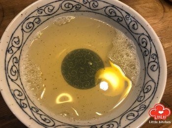 step5: 開始製作白色啫喱
將20g的魚膠粉，加入100ml 凍滾水至溶解，再加入350ml 熱水拌勻