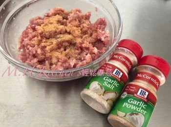 step2: 免治豬肉用蒜鹽蒜粉醃30分鐘