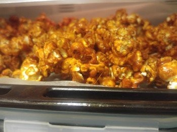 step12: 爆谷放入雪櫃雪兩分鐘 或 開啟冷氣攤凍都可以。