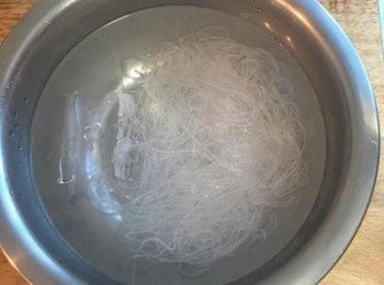 step7: 煮滾一鍋水，倒入冬粉滾個1分鐘即可起鍋；