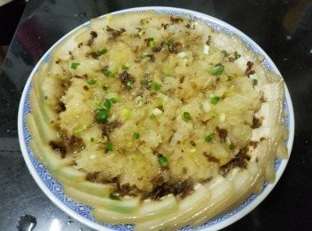 step9: 先做醬汁 , 將肉燥醬 , 雞粉 , 糖 , 黃酒 , 麻油 , 少少生粉 , 約 2 湯匙水攪拌好備用 .

將煲過湯的腩肉取出 , 閒置放涼再切薄片 , 放碟圍邊擺好  , ( 如想較易切成薄片 , 可放入雪櫃冷凍 1''1/2 小時後取出再切薄片) , 雪耳煲湯後取出 , 將底部中心深色位置剪去 , 再稍為將雪耳剪開 , 放入腩片中間 , 將調好味的肉燥醬汁 , 平均淋上雪耳及腩片上 , 放入蒸爐以水滾計 , 大火蒸 5 分鐘 , 取出後再放上蔥花 , 完成 .