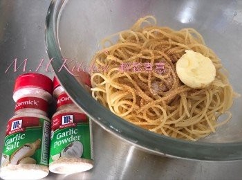 step6: 趁熱加入蒜鹽，蒜粉、牛油拌勻