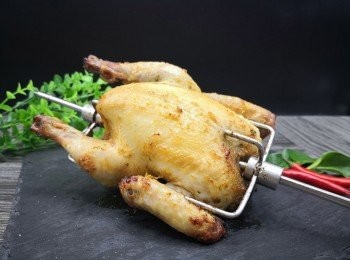 step7: 開大火至溫度計指向225度， 轉為慢火烤25分鐘；轉大火繼續烤至雞皮金黃便可。