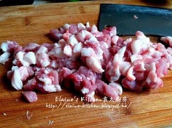 step1: 半肥瘦梅頭肉切絲再切粒後剁成肉餅狀