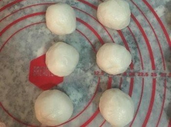 step9: <span class="group_2">水油皮</span>秤重後等分為6顆，揉圓備用。