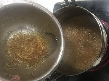 step5: 下素翅及將大半份調勻的馬蹄粉液慢慢加入，邊煮邊攪拌; 再逐些加入餘下的馬蹄粉液攪至適當濃稠度