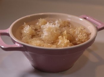 step2: 漳洲雪耳清水浸軟，剪去頂部，撕成小塊清洗