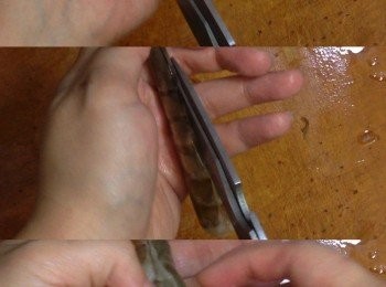 step8: 方法二：用剪刀由頂端開始由頭至尾剪開，再挑去蝦腸
老娘喜歡用小刀，因為比較齊口和用刀切開感覺很爽！但會比較容易弄傷！
家中沒有小刀或怕弄傷的朋友可用方法二