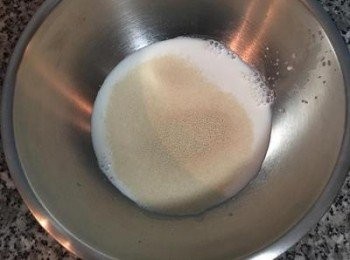 step1: 牛奶、酵母和糖先混勻；
