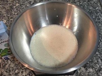 step6: 取一大鍋放入牛奶、即溶酵母和糖略拌勻