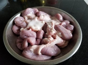 step3: 豬粉腸，清洗後剪去部份脂肪