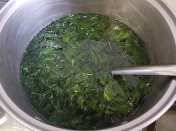 step10: 再將枸杞放入滾多 20 分鐘，及可少少調味，熄火焗約 20 分鐘，完成。