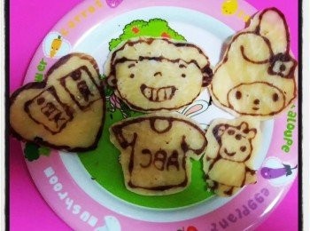 step1: 面粉，泡打粉，奶粉，糖放入容器中攪，加入雞蛋，牛奶，攪拌至無顆粒的狀態。
加入1大匙油，攪拌，放在雪櫃30分鐘以上，取出少許面糊加入可可粉攪拌成可可面糊。
將可可面糊放入小裱花袋，白色面糊放入大裱花袋