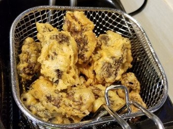 step6: 當全部羊肚菌炸好後,再煮滾油,全部羊肚菌再番炸一次迫出油份即可