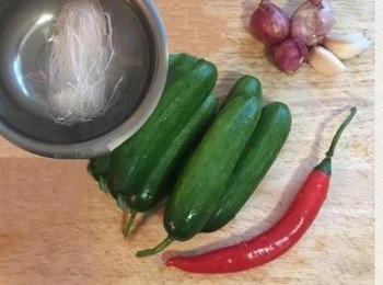 step1: 冬粉用熱水泡軟；其它<span class="group_1">食材</span>請用冷開水清洗乾淨後瀝乾。