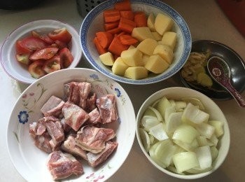 step1: 牛肋條洗淨後, 煮滾水加紹興酒15g, 將牛肋條汆水2分鐘後, 瀝乾水份備用