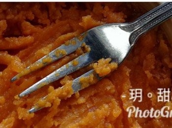 step1: 先蒸/焗熟咸蛋黃(我用焗，100度25分鐘)