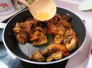 step9: 加入半湯碗乾冬菇水混和。