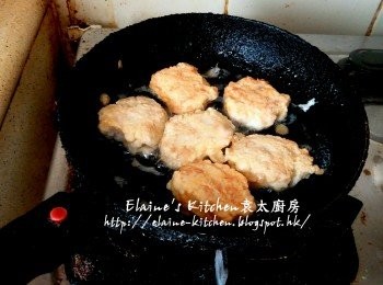 step11: 放入鑊中用慢火以半煎炸方式慢慢煎炸至兩面微黃色