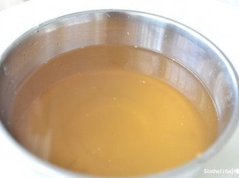 step4: 完全釋出膠質的水質變的濃稠、水面很明顯顏色是完美的愛玉自然色澤。