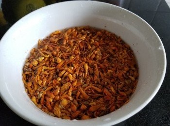 step14: 蟲草花，稍為沖洗再浸泡，浸泡的水一同倒入煲湯