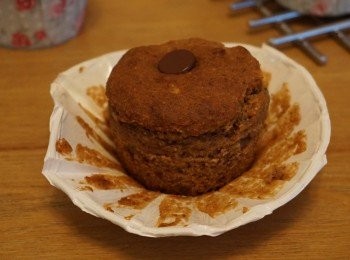 step5: 焗爐以180度預熱, 同時將放入黑朱古力粒(18)和榛子碎加入粉糰中拌勻, 分別放入10 個油面紙杯內, 焗20-22分鐘即成