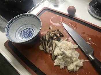 step1: 冬菇用水泡軟; 搾乾水份切幼絲， 留300毫升浸冬菇水備用， 竹笙浸軟， 洗淨後切幼絲