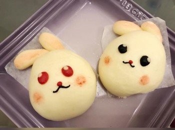 step4: 分割搓揉好所有上色麵團， 要盡快做好饅頭造型， 因麵團不斷在發酵，若發酵完成時而造型沒做好，造型按壓的地方會出現「lup」洞，無法做出圓滑造型。