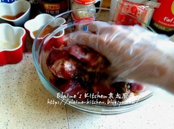 step2: 加入蒜蓉 , 五香粉 , 蜜糖  , 腐乳 , <span class="group_2">醃料</span>及50ml水拌勻先靜待30分鐘