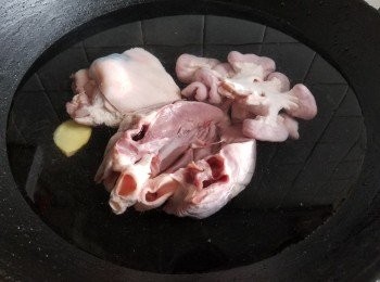 step7: 用黃酒，薑片將豬心，腩肉，豬粉 腸凍水放入