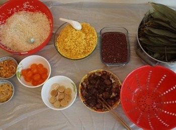 step4: 包糭當天將糯米洗過後隔乾水, 以少許鹽和橄欖油調味後拌勻; 綠豆邊洗好隔乾水待用; 蝦米和蝦乾洗過後抹乾水待用; 連同所有材料置枱面準備包糭