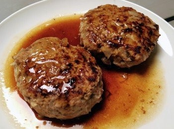 step6: 開蓋後，用竹簽刺入漢堡扒內，流出肉汁為透明色，表示肉已熟透，將漢堡扒盛起。利用鑊中的肉汁加入<span class="group_3">醬汁<span class="group_4">調味料</span></span>（日式醬酒、味醂、料理酒、糖及水），加熱製成醬汁，味道更豐厚，淋上漢堡扒上。自家製肉汁豐富的日式漢堡扒完成了！
