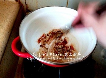 step5: 鑊中加入蒜粒 , 五香粉 , 辣椒粉 , 辣椒油 , 鹽 , 糖拌勻炒至有香味