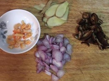 step2: 薑切薄片；紅蔥頭切片；香菇切細絲；蝦米略切；泡香菇的水請留下來炒米；