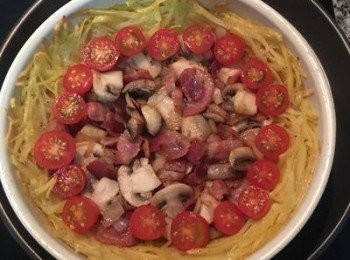 step12: 倒入炒好的培根和蘑菇舖底，週圍擺上小蕃茄；