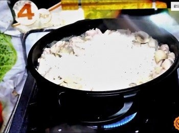 step8: 將已事先浸泡過的白米放入鍋中，仔細拌匀，讓米粒吸收油脂及甜份