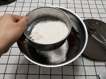 step5: <span class="group_3">材料B</span> – 蛋黃加液體材料攪勻, 加入已過篩的所有粉類攪勻