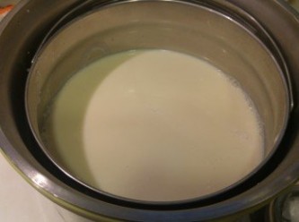 step6: 臨撞豆腐花前, 需攪一攪豆漿混合物, 攪混後將豆漿隨即撞入鍋內, 快手撥走表面泡泡, 但不要攪動豆漿。