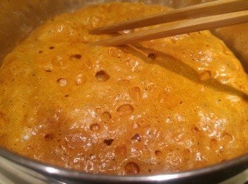 step9: 之後加入鹽和梳打粉混合粅, 快手攪混焦糖。