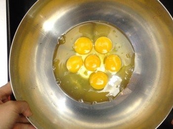 step4: 平底鍋加水煮熱（不要煮沸），轉最小火
雞蛋隔熱水打至粗泡