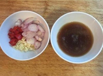 step5: 取另一個碗，將檸檬汁擠入，加入魚露，糖和香油混勻，接著加入溫開水攪拌到糖都溶化，試吃醬汁的鹹度，並用鹽做調整，接著便可倒入裝辛香料的碗中拌勻後用保鮮膜包好放冰箱冷藏備用。