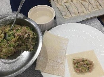 step4: 準備ㄧ碗水，開始進行包鍋貼！