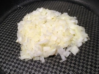 step2: 燒熱油鑊，放下洋蔥，炒至透明，盛起。